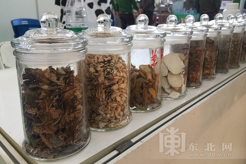 牛吃了產(chǎn)奶更健康 奶業(yè)展覽會中草藥飼料亮眼(圖1)