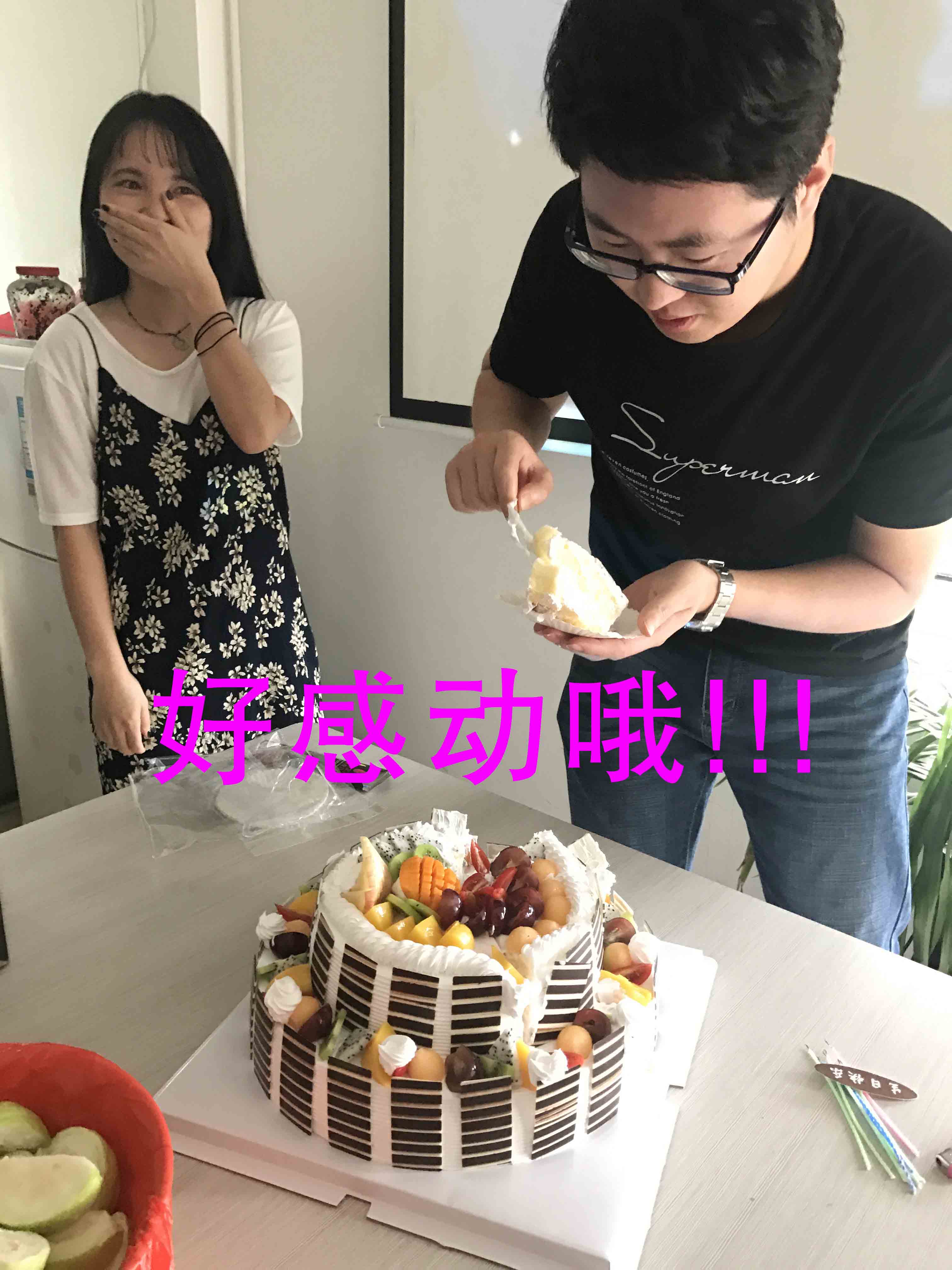 生日狂歡|首創全體同事舉杯祝小歡歡生日快樂。(圖6)