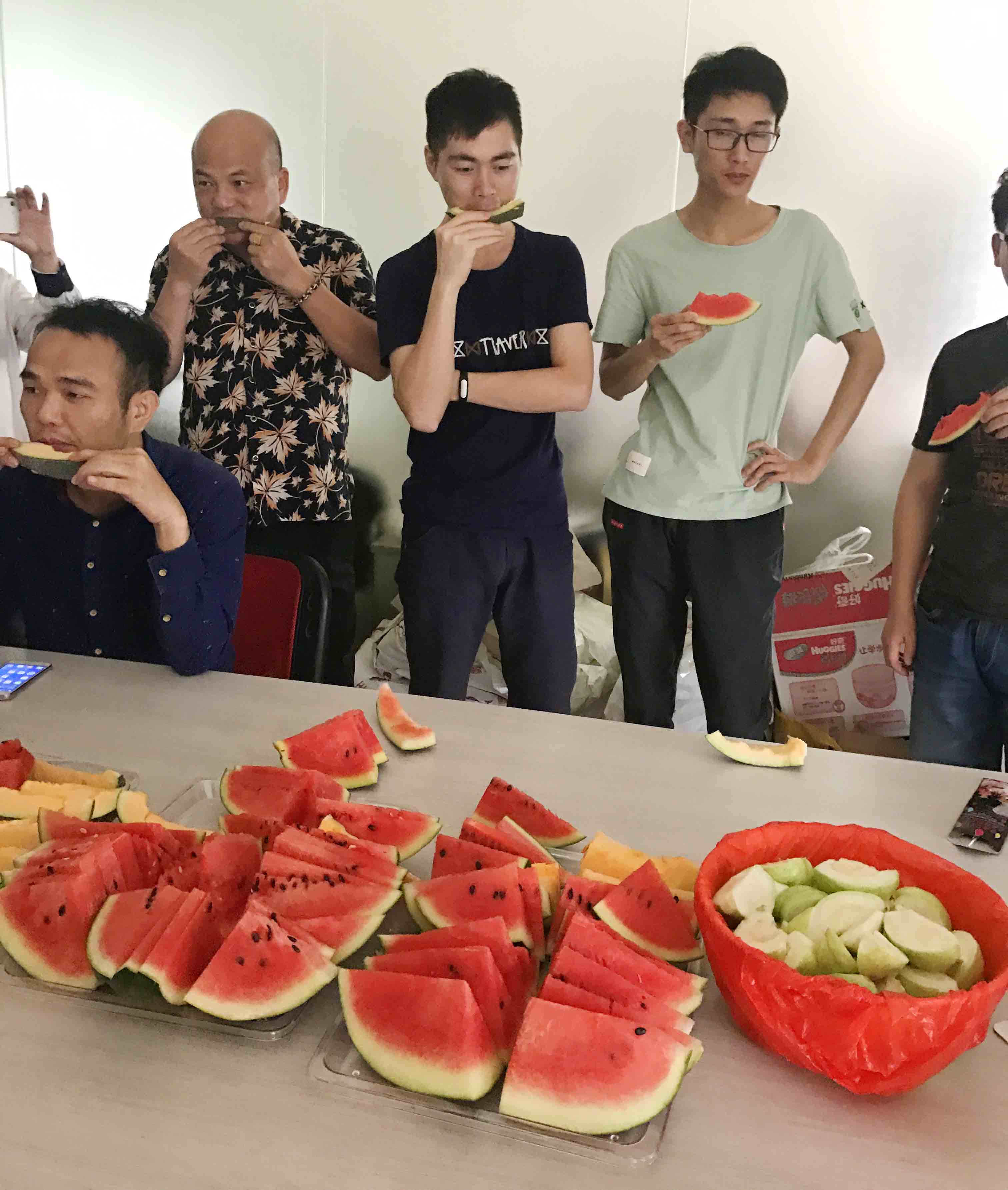 生日狂歡|首創全體同事舉杯祝小歡歡生日快樂。(圖11)