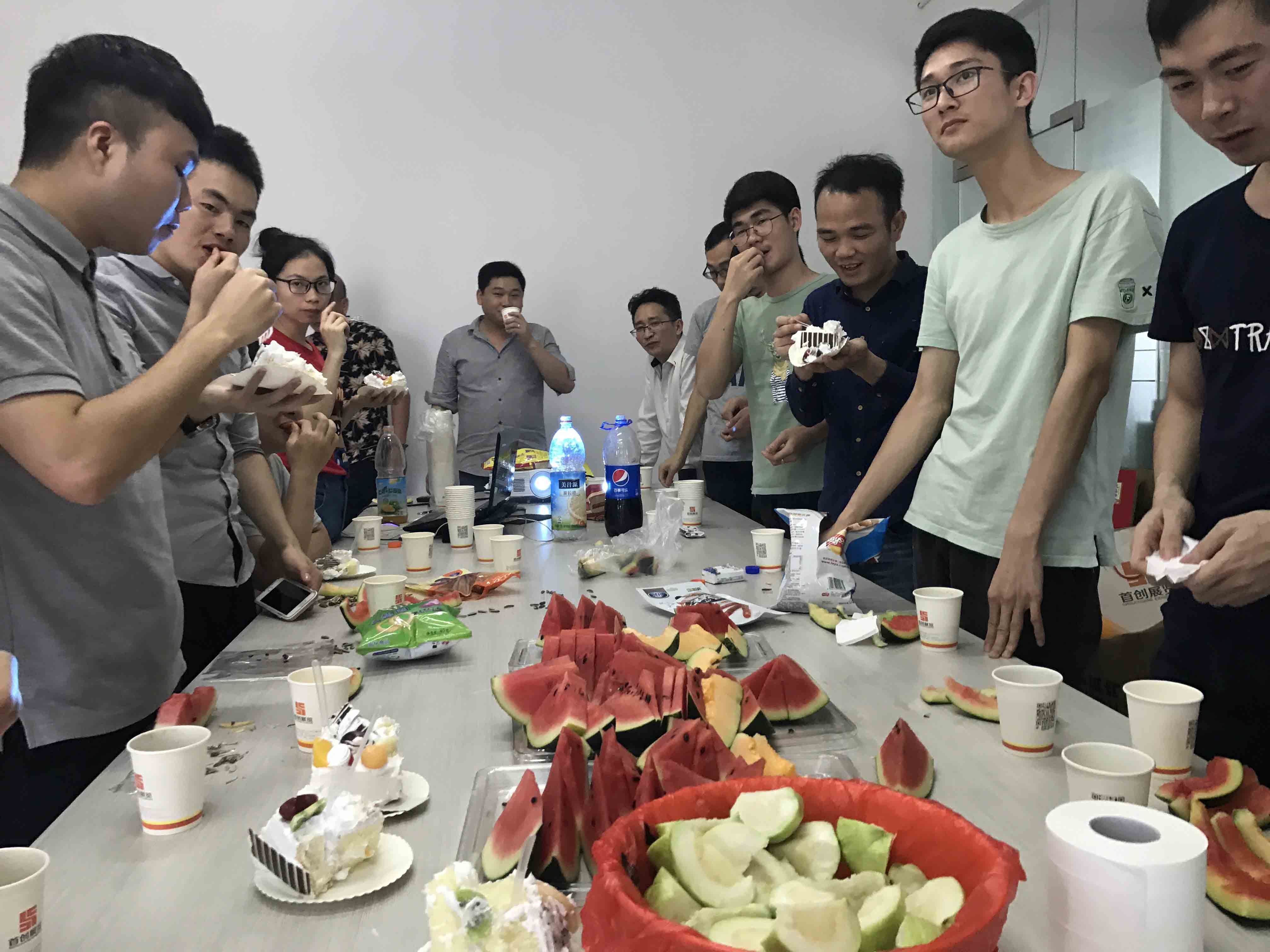 生日狂歡|首創全體同事舉杯祝小歡歡生日快樂。(圖12)